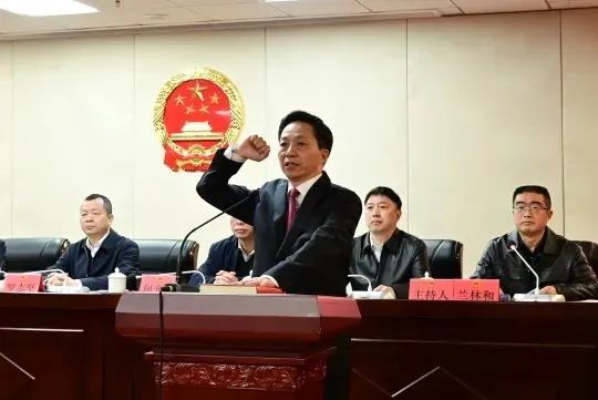 林建作供职表态发言，进行宪法宣誓。