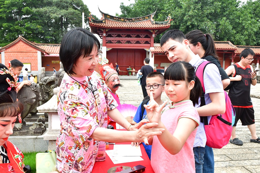 上百组亲子家庭近日在同安孔庙互动体验非遗项目。夏海滨摄