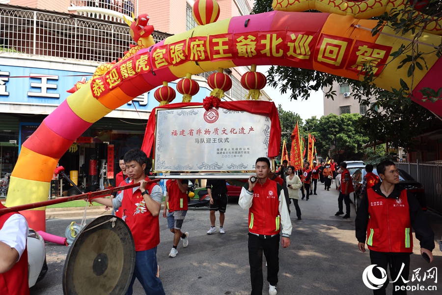 同安龙虎宫马队迎王活动。人民网记者 陈博摄