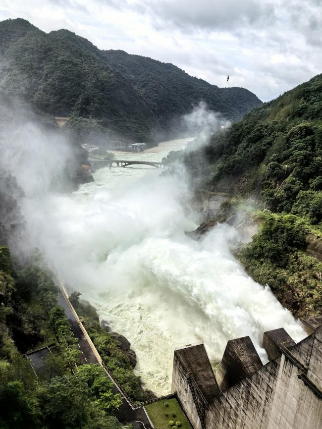汀江棉花滩水库开闸泄洪。福建省水利厅供图