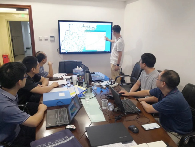 福建省水电设计院青年参与研判分析防洪情势。