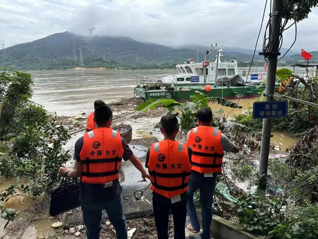 福州水文分中心青年测量竹岐站洪水位。