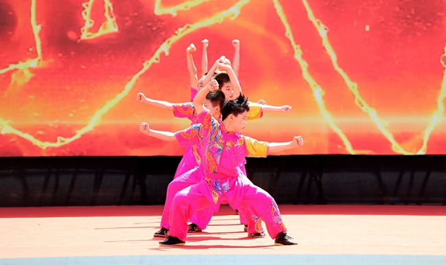 现场丰富多彩的表演。