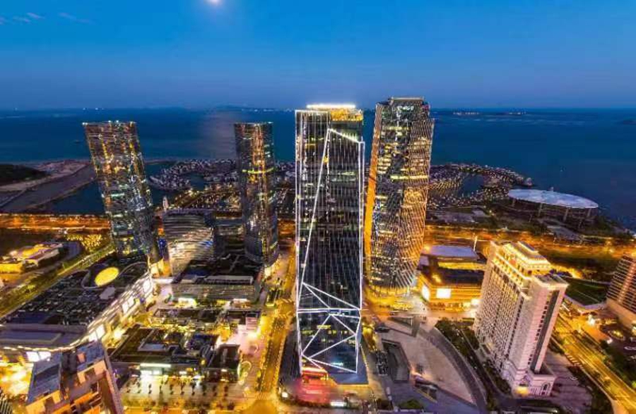 夜幕降临下的厦门国际会议中心周边航拍图，映照出厦门城市繁华。吴伟摄