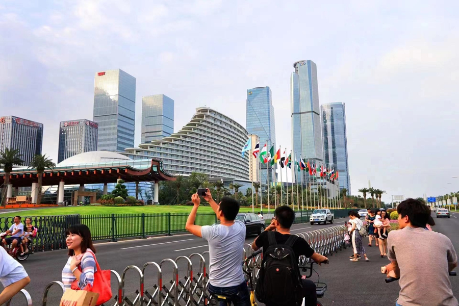 鹭岛敞开怀抱，金砖扬起风帆。游客驻足厦门国际会议中心。陈理杰摄