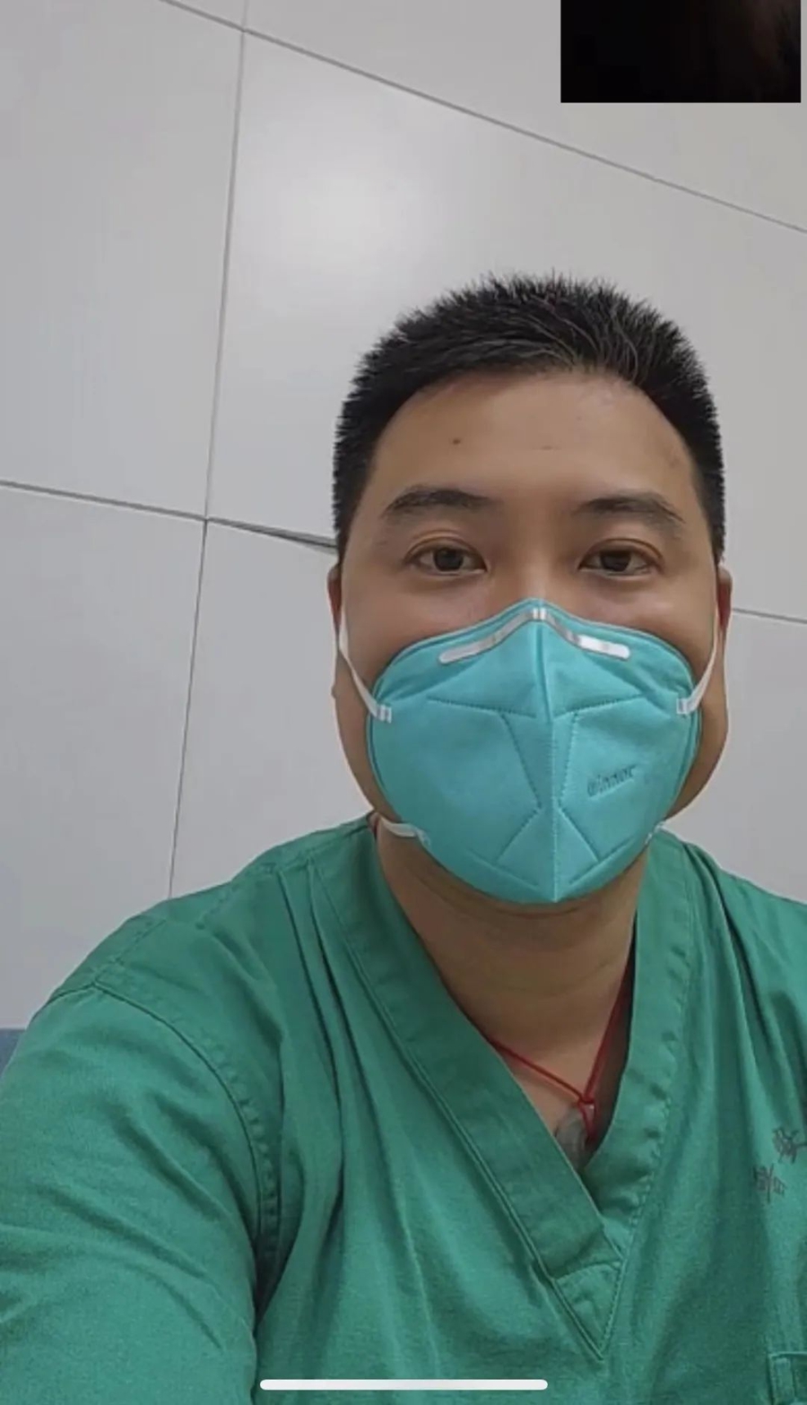 林攻平在清洁区域和记者视频连线