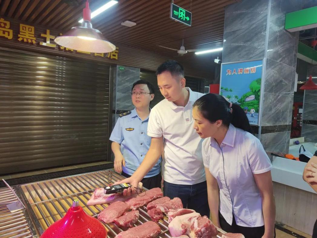 技术人员对更换后的灯具进行测试。福建省市场监督管理局供图